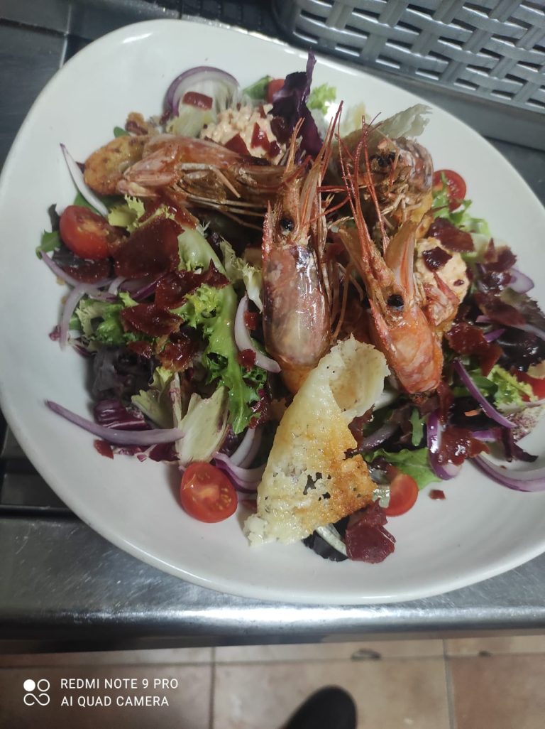 Gastrobar Ohana Caceres desayunos y raciones situado en la Mejostilla Caceres ensalada con langostinos 768x1026