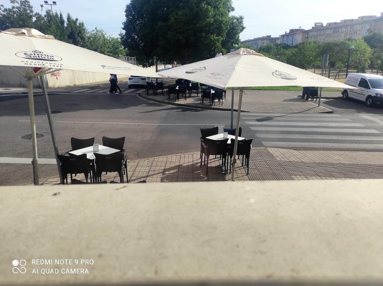 Gastrobar Ohana Caceres desayunos y raciones situado en la Mejostilla Caceres terraza 768x574