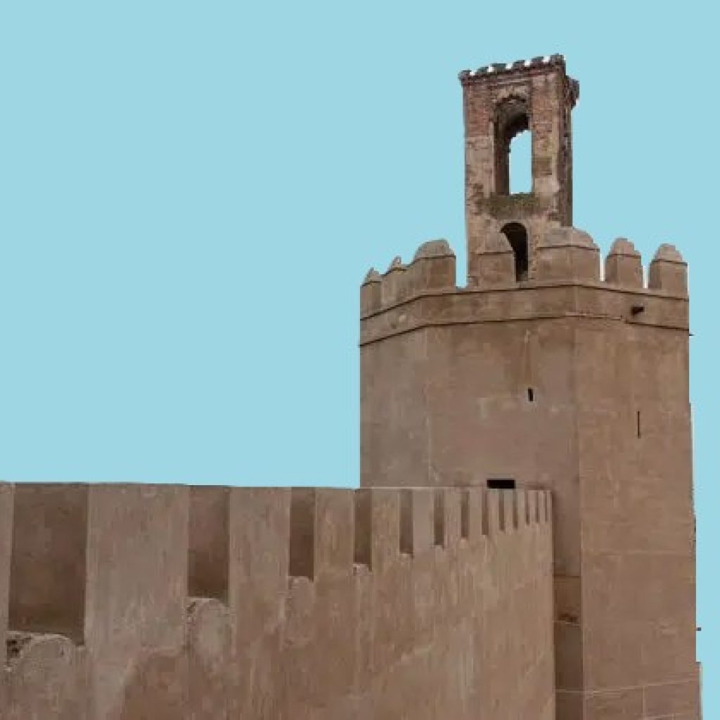 De gran belleza y majestuosidad en la ciudad de Badajoz se encuentra la gran muralla y alcazaba, la más larga de Europa. ? Después de un gran número de reformas llegan a ser 6.541 metros, casi 7 kilómetros, convirtiéndose en la más larga de Europa.