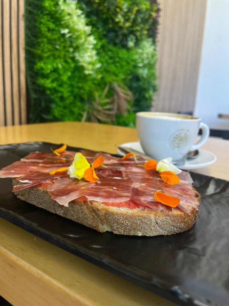 Tostas en Caceres Hamburgueseria El Pajaro Loco 4 768x1024